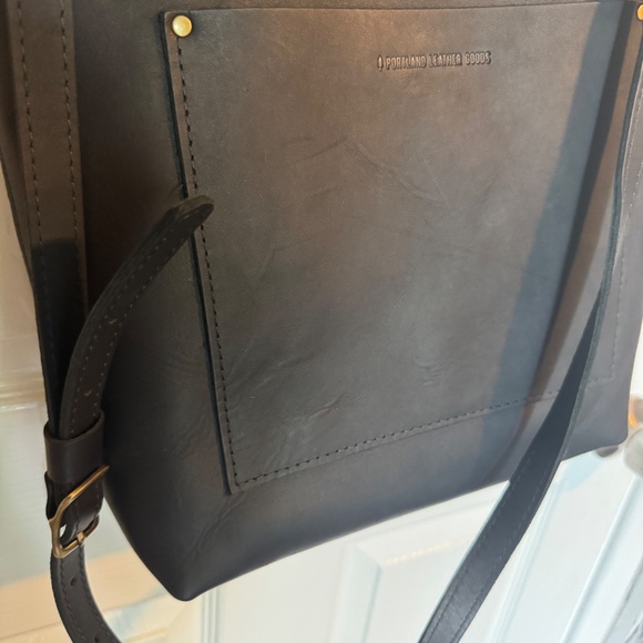 Portland Leather Crossbody Tote Large - Picture 7 of 9